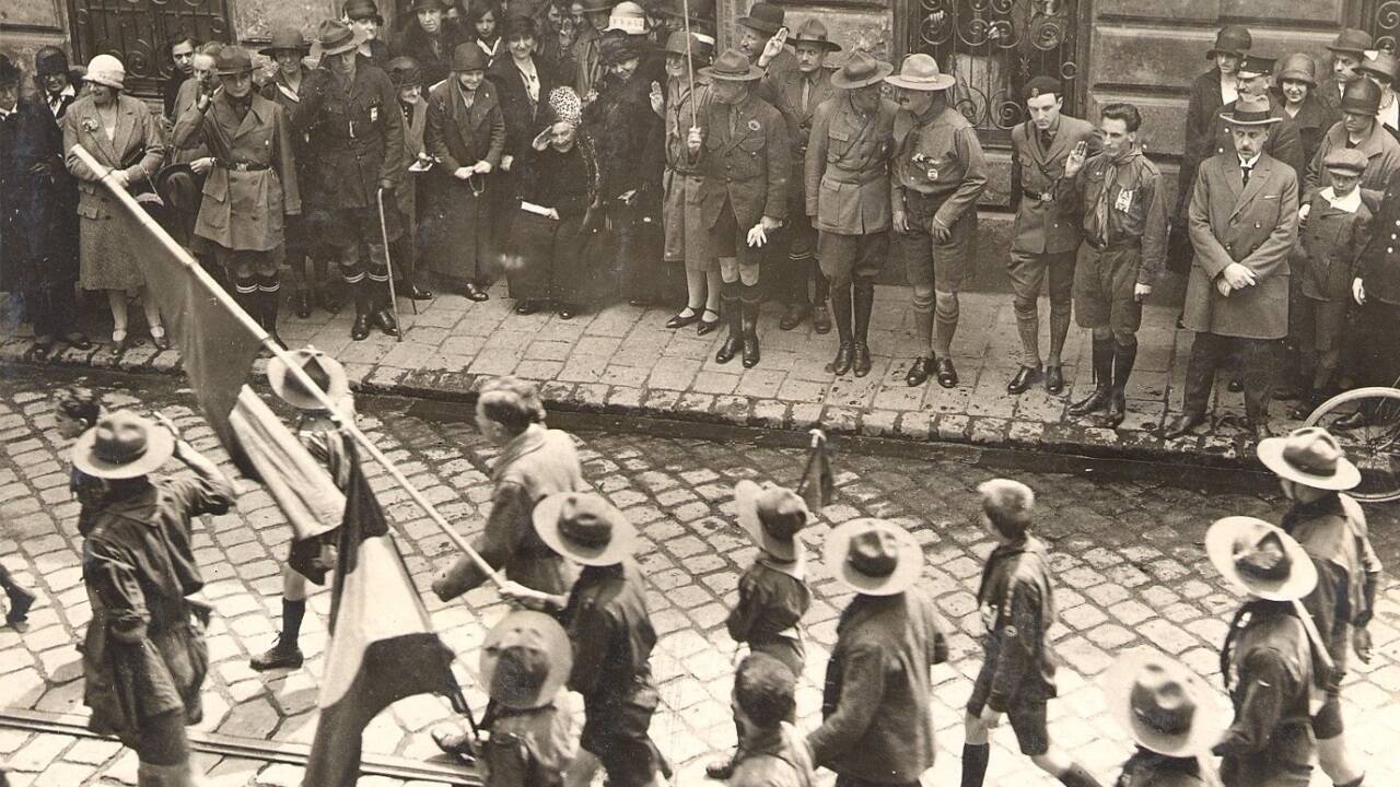 Die Pfadfinder initiierten gemeinsam mit Marianne Hainisch Muttertagsfeiern. (Im Bild eine Feier aus 1926, bei der die Pfadfinder Hainisch ihre Ehre erwiesen.) 
