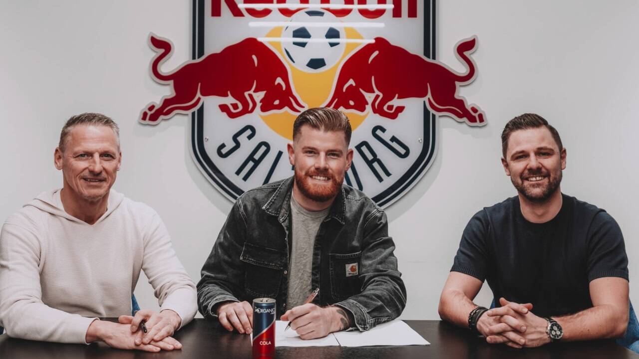 Torhüter Timo Horn (M.) mit Geschäftsführer Stephan Reiter und Sportdirektor Bernhard Seonbuchner. 