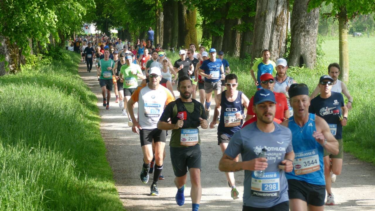 Der Marathon-Tross in der Hellbrunner Allee. 