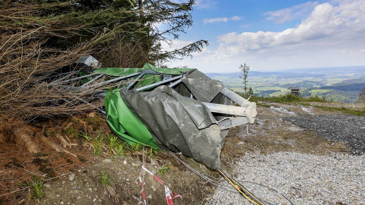 Unbekannte schnitten Stützseile um und steckten einen Container in Brand. 