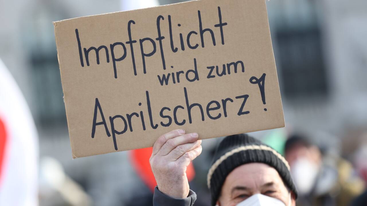 Die 2021 erfundene Coronaimpfpflicht (die übrigens nie in Kraft trat) befeuert bis heute den Konflikt zwischen einem Teil der Wählerschaft und den Regierenden. Die 2021 erfundene Coronaimpfpflicht (die übrigens nie in Kraft trat) befeuert bis heute den Konflikt zwischen einem Teil der Wählerschaft und den Regierenden.