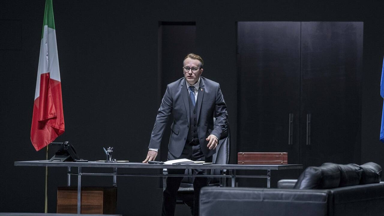 Daniel Behle als Tito.  Daniel Behle als Tito.