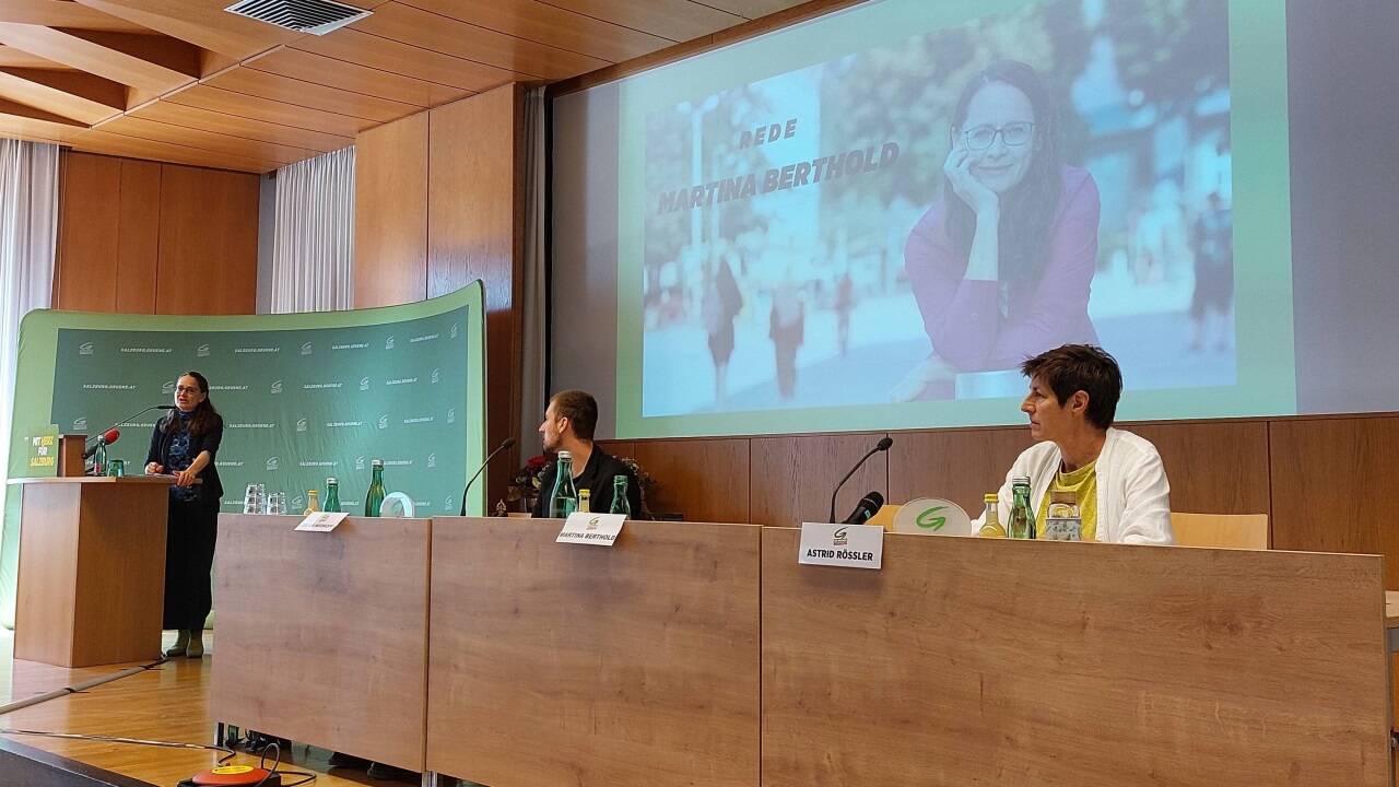 Das grüne Präsidium bei der Rede von Parteichefin Martina Berthold.  