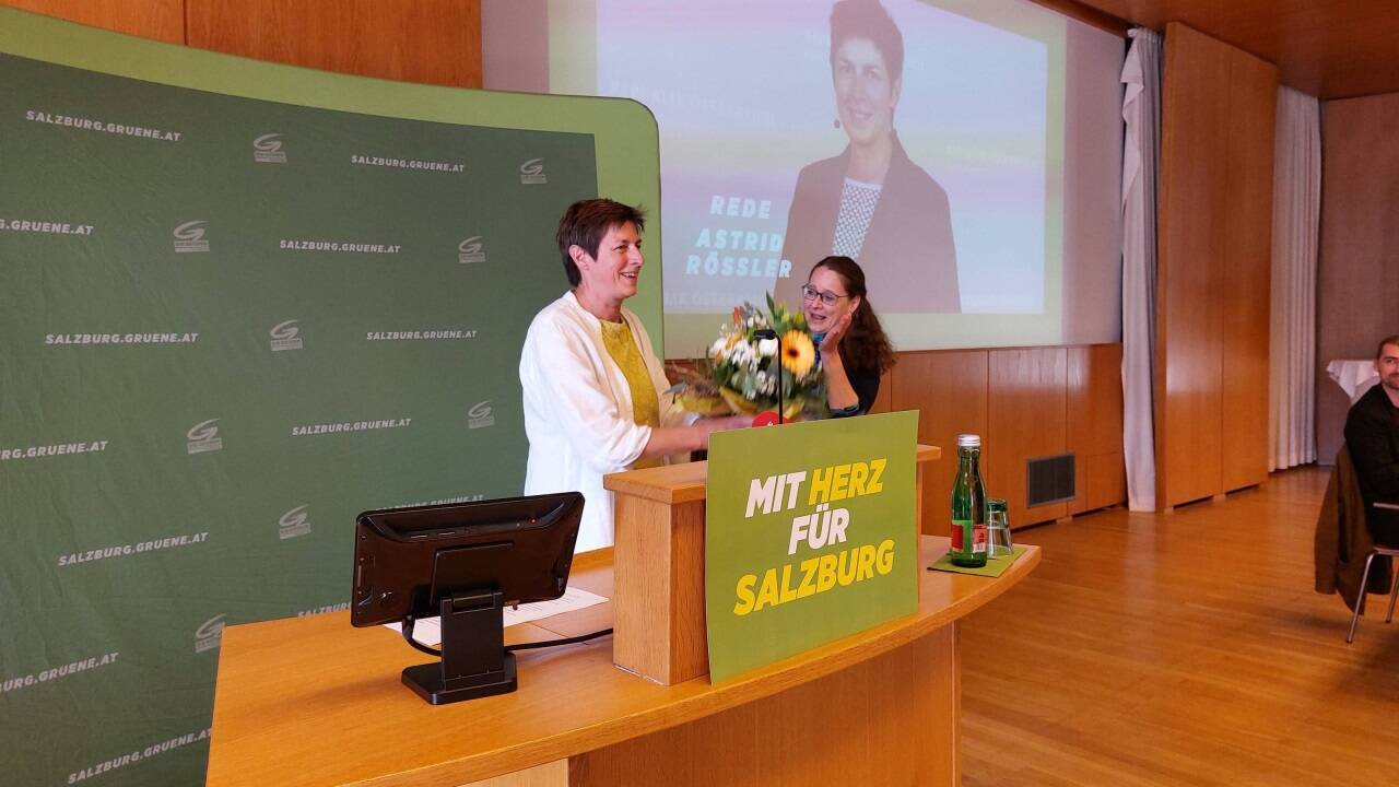 Blumen für die grüne Nationalratsabg. Astrid Rössler, die gerade 65 geworden ist.  