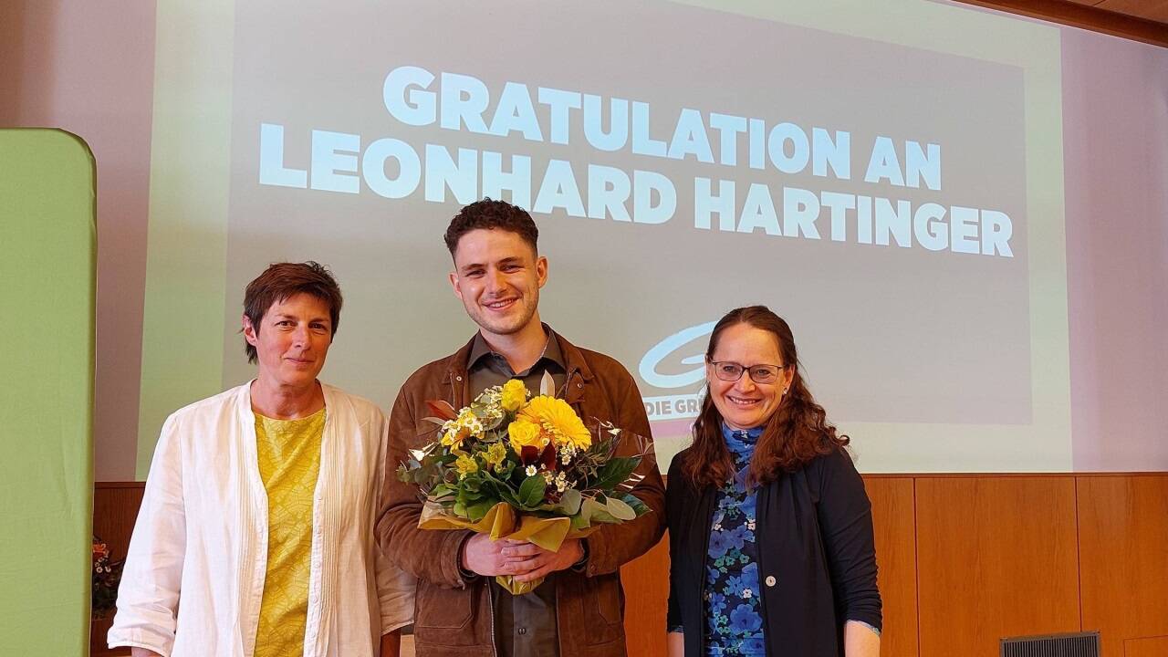 Astrid Rössler gratulierte Leonhard Hartinger zur Wahl – im Bild mit Parteichefin Martina Berthold.  