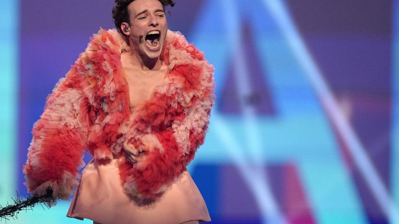 Nemo gewinnt den Song Contest.  Nemo gewinnt den Song Contest.