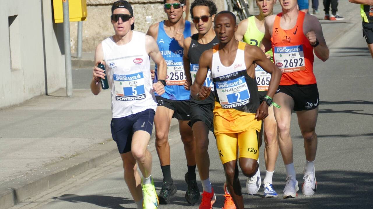 Da geht die Post ab: Die Marathon-Spitze kurz nach dem Start, Peter Herzog (Nr. 5) neben Peter Wahome Murithi (2), in der Mitte Mahdi Sareban.  