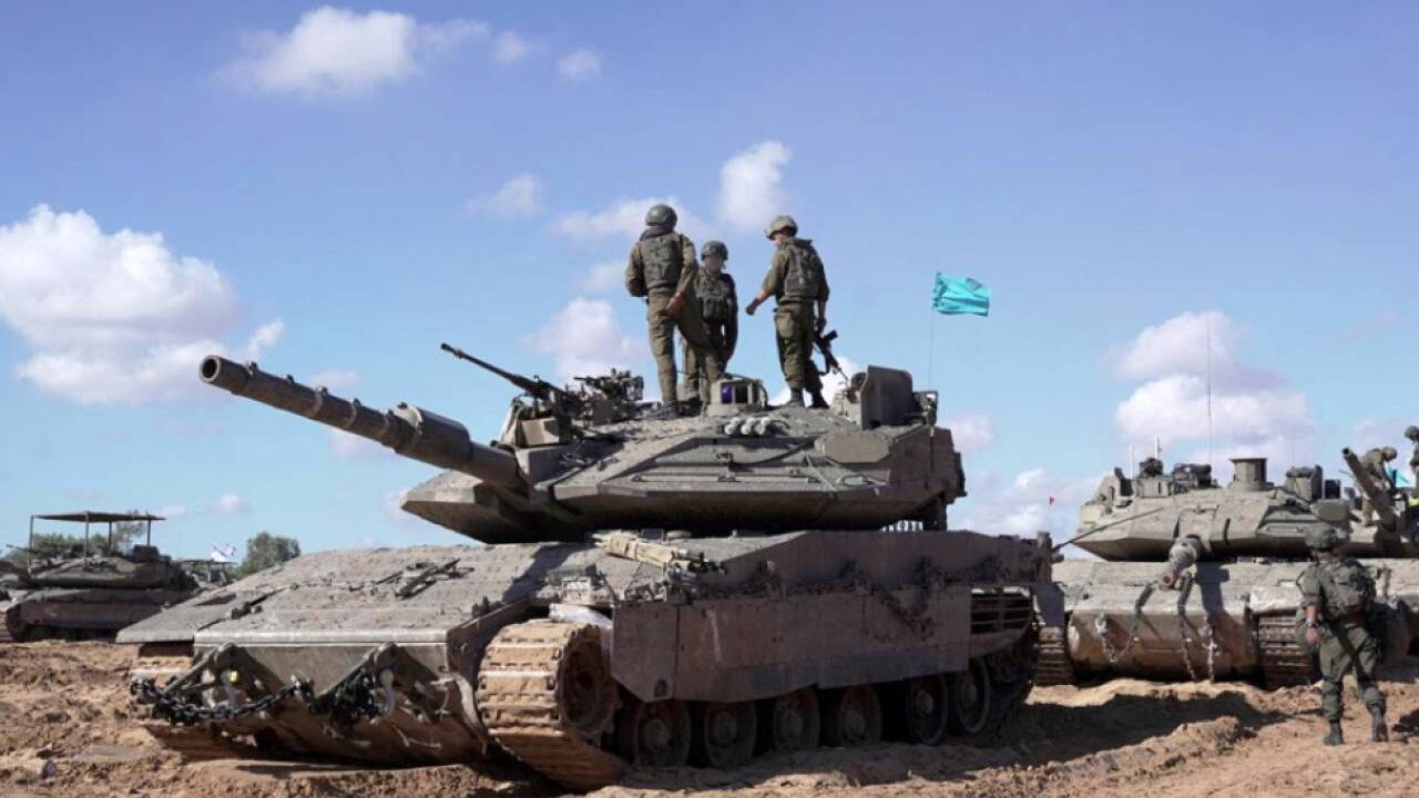 Israelische Soldaten auf einem Panzer im Ostteil von Rafah 