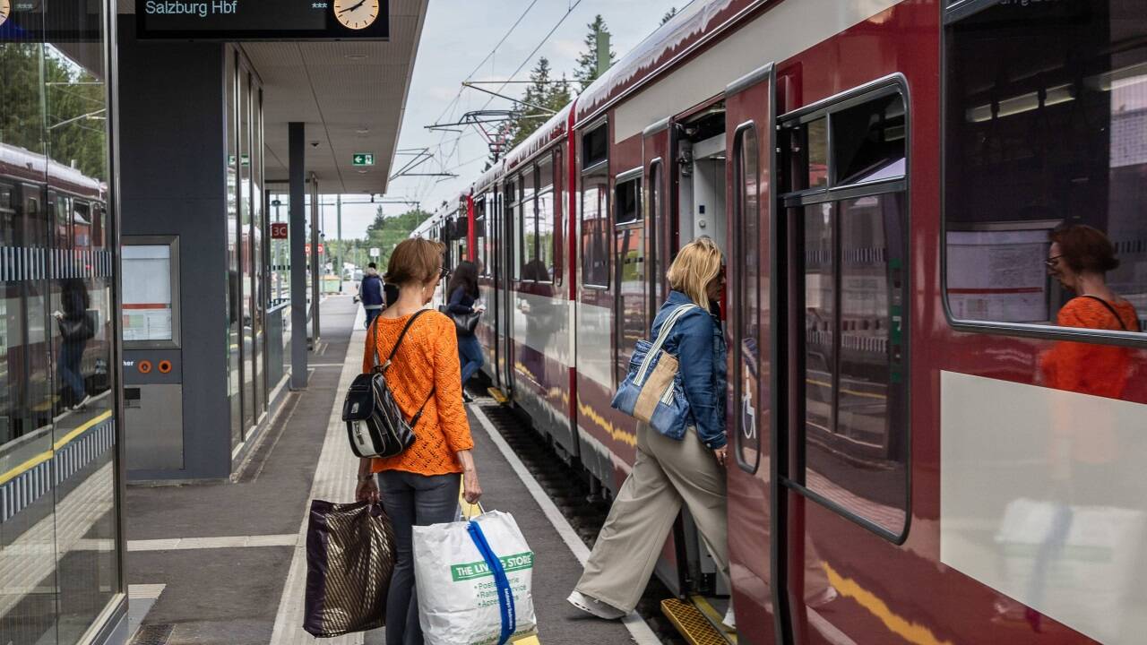 Im Bahnhof Bürmoos fahren derzeit nicht alle Züge ein. Der Schienenersatzverkehr soll bis September dauern.  