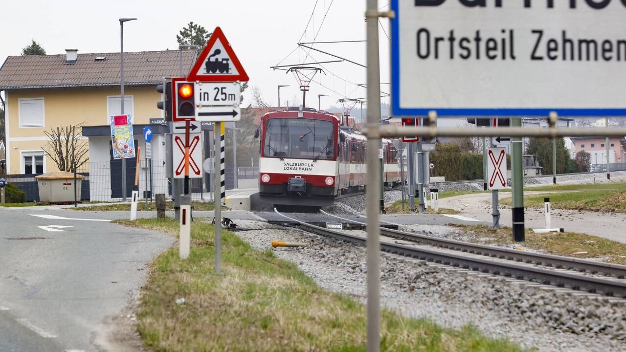 Im Bahnhof Bürmoos fahren derzeit nicht alle Züge ein. Der Schienenersatzverkehr soll bis September dauern.  
