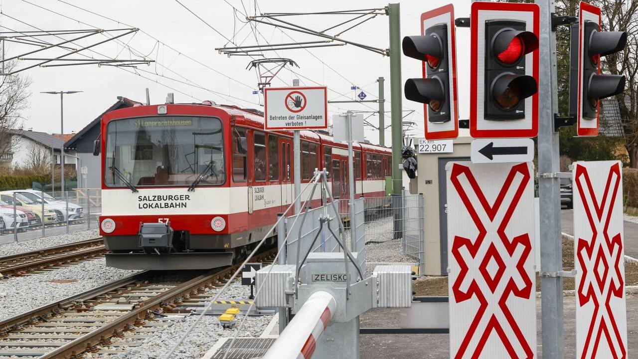 Im Bahnhof Bürmoos fahren derzeit nicht alle Züge ein. Der Schienenersatzverkehr soll bis September dauern.  