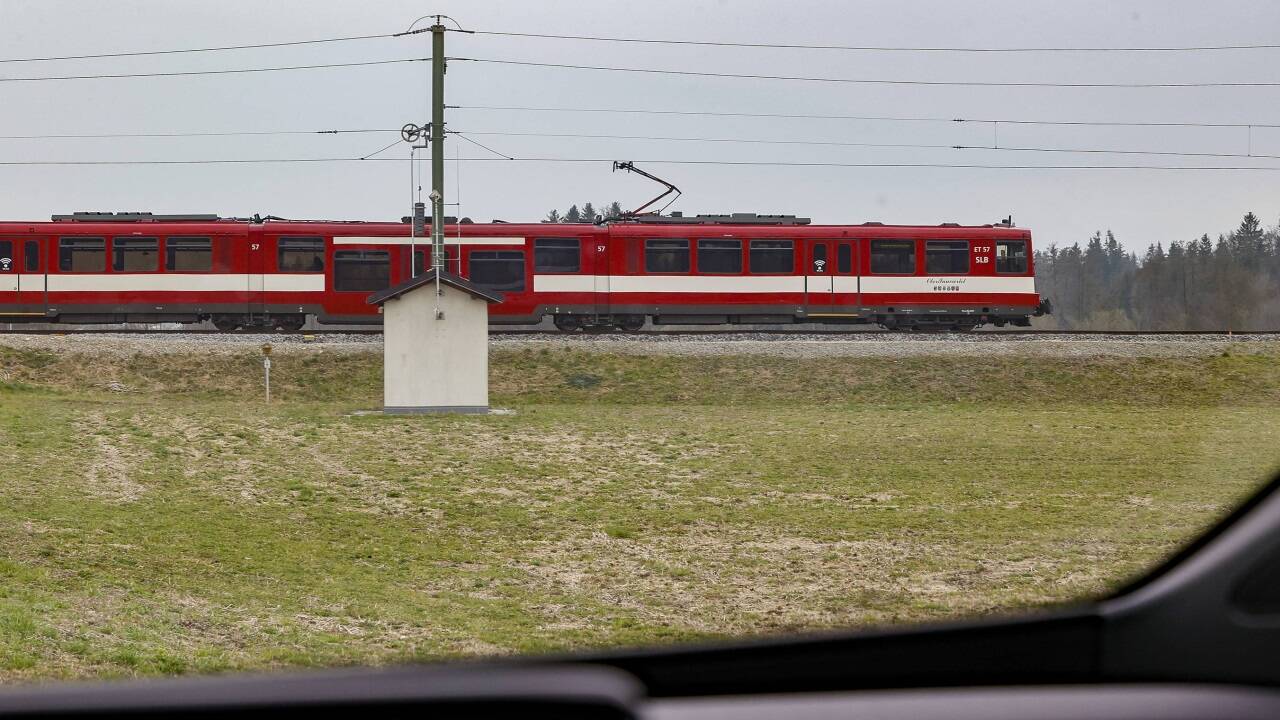 Im Bahnhof Bürmoos fahren derzeit nicht alle Züge ein. Der Schienenersatzverkehr soll bis September dauern.  