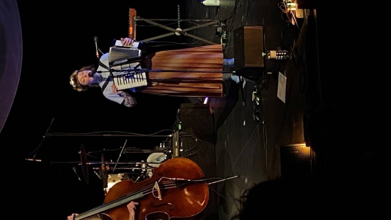 Inwendig, exzentrisch, aber voller Kraft: Alicia Edelweiss und Luca Weigl beim 10Volt-Festival in Hallein. Inwendig, exzentrisch, aber voller Kraft: Alicia Edelweiss und Luca Weigl beim 10Volt-Festival in Hallein.