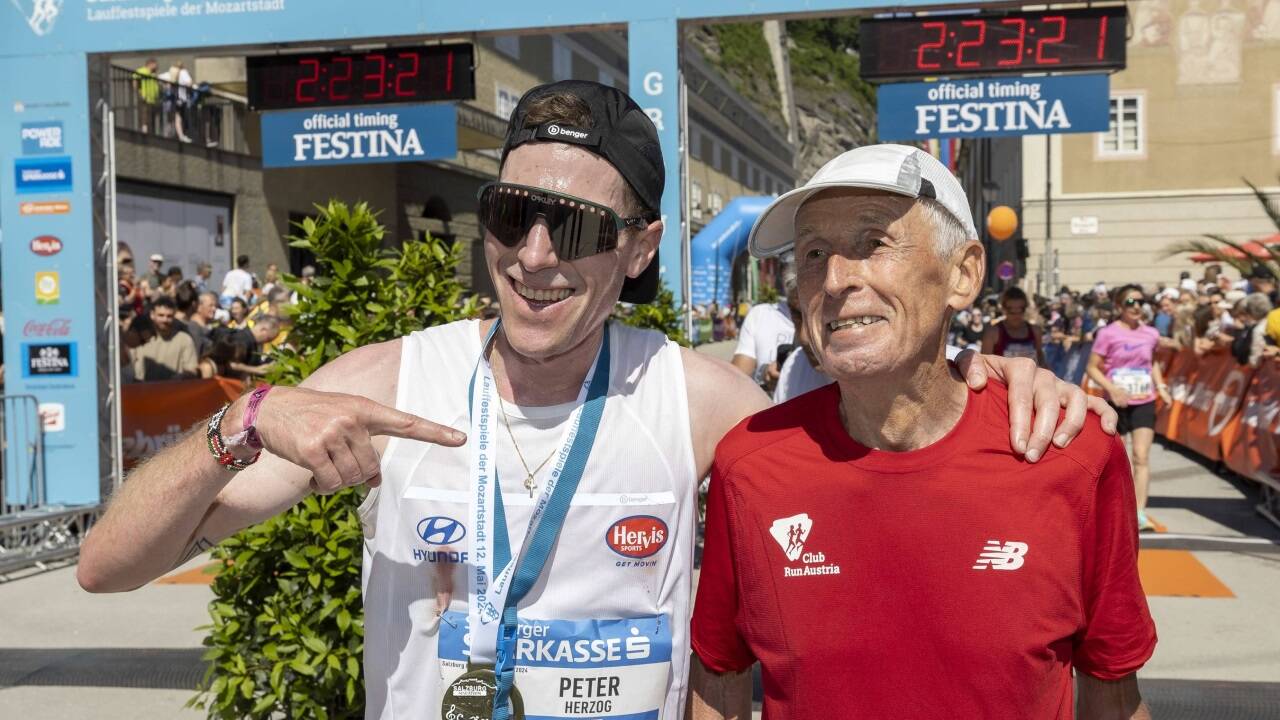 „Mein Held“, meinte Peter Herzog zu Helmut Mang, mit 81 Jahren ältester Halbmarathon-Teilnehmer.  