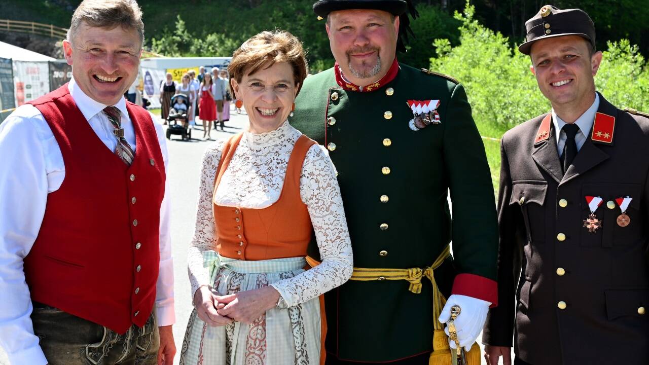  Bürgermeister Martin Wallmann, Landtagspräsidentin Brigitta Pallauf, Schützenobmann Andreas Schnaitmann und Ortsfeuerwehrkommandant Manfred Ziller.  