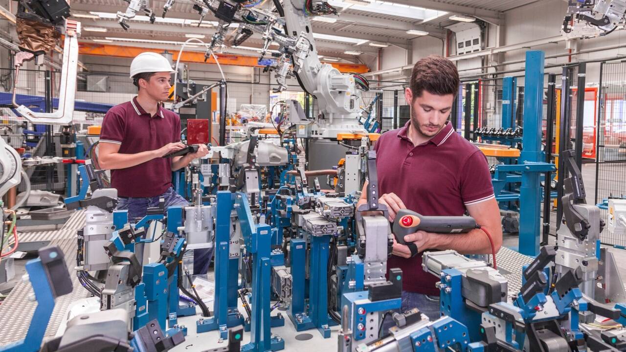 Teure Maschinen und Roboter müssen laufen – auch wenn die Umsätze nicht so steigen wie geplant.  