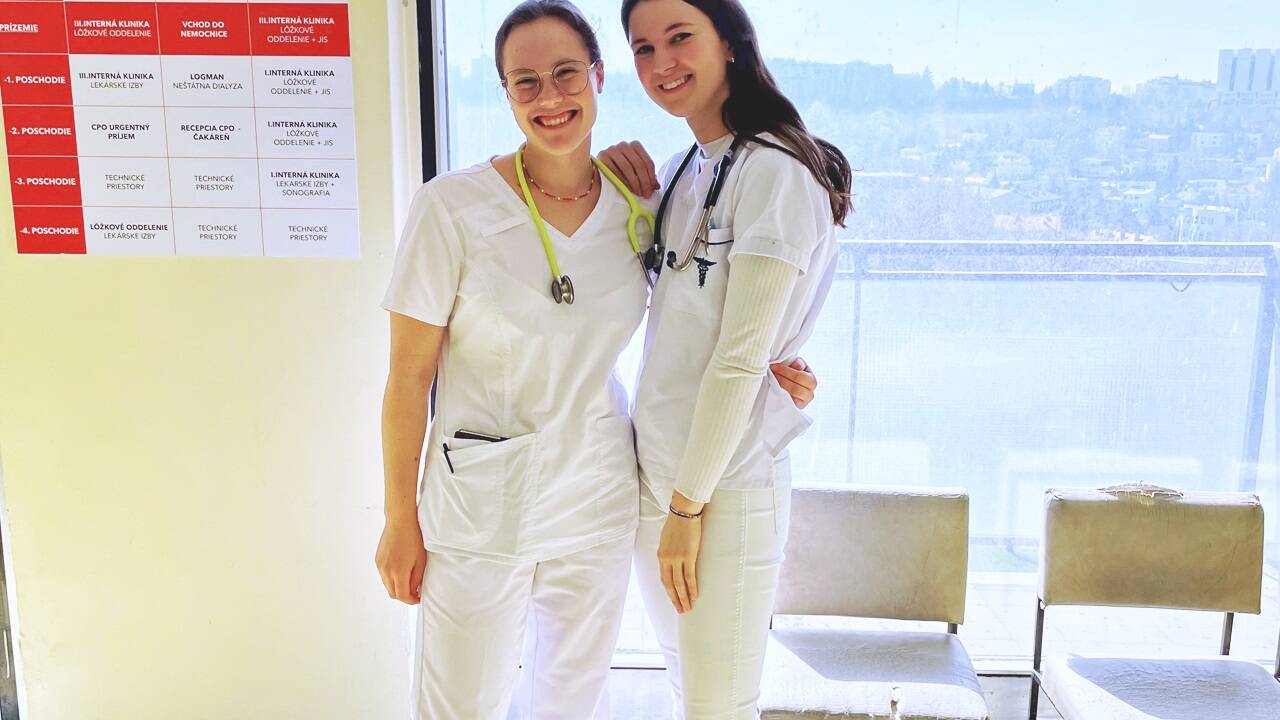 Alina Hatvagner aus dem Burgenland (links) studiert wie ihre Kollegin Anna Günther in Bratislava Medizin. Alina Hatvagner aus dem Burgenland (links) studiert wie ihre Kollegin Anna Günther in Bratislava Medizin.