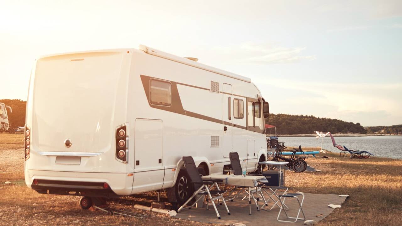 Die Freiheit des Campens reizt immer mehr. Beim Fahren eines Wohnwagens gilt es jedoch einiges zu beachten. 