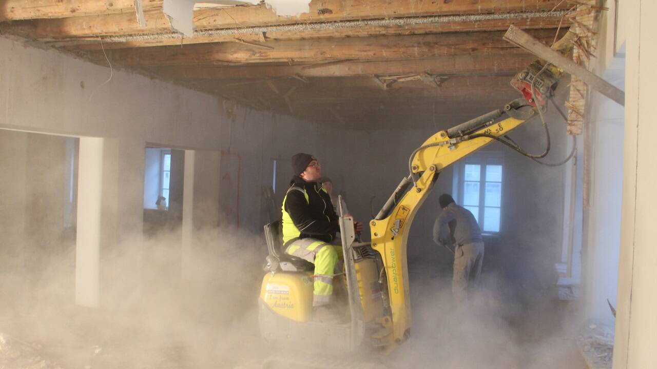 Umbauphase: mit dem Bagger im künftigen Wohnzimmer.   Umbauphase: mit dem Bagger im künftigen Wohnzimmer.