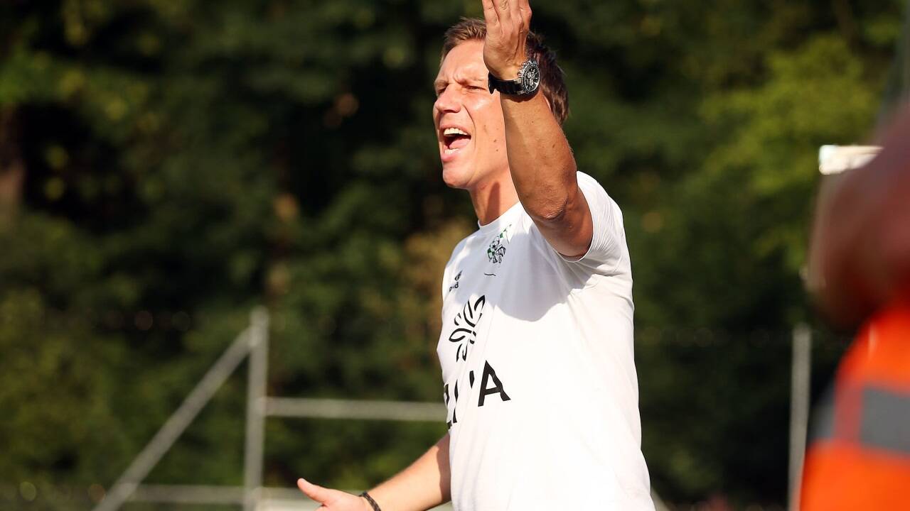 Schon ein paar Jahre her: Thomas Eder an der Halleiner Seitenlinie. 