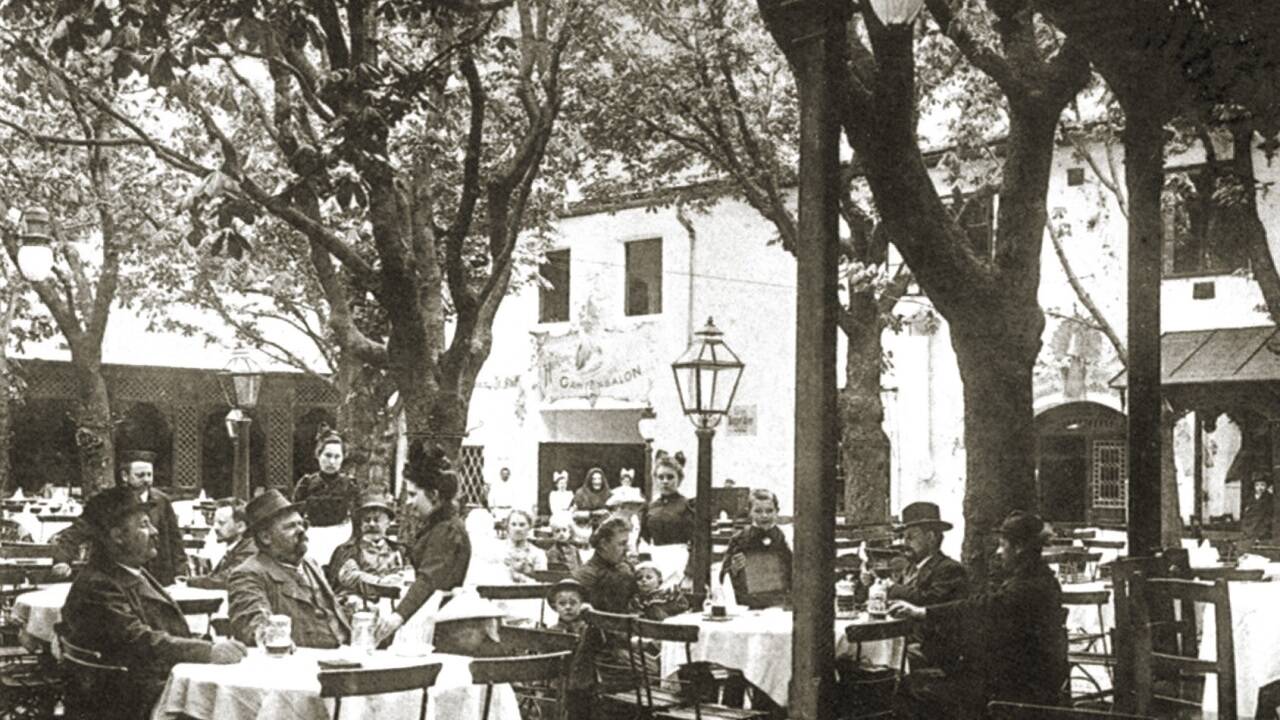 Das Foto zeigt den Gastgarten des Sternbräu um die Zeit zwischen 1885 und 1910.  