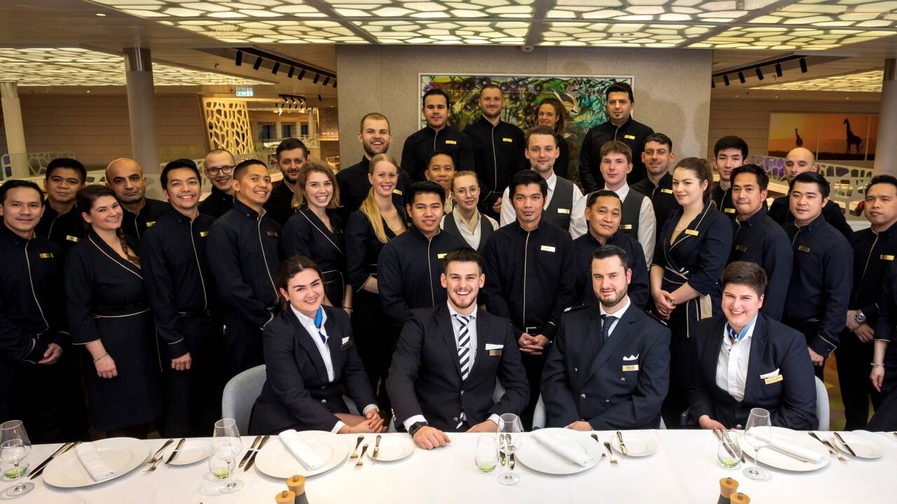 Restaurantchef Mathias Klampfer (Bildmitte, ganz vorne) mit seinem Team auf der Hanseatic Spirit.  