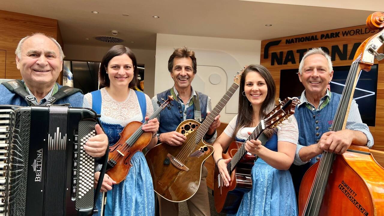 Sie sorgten bei der Eröffnungsfeierlichkeit für die Musik: das „Quartett Handmade“ – diesmal ausnahmsweise zu fünft. Von links Nikolaus Rack, Vera Egger sowie Werner, Eva und Helmut Gruber.  