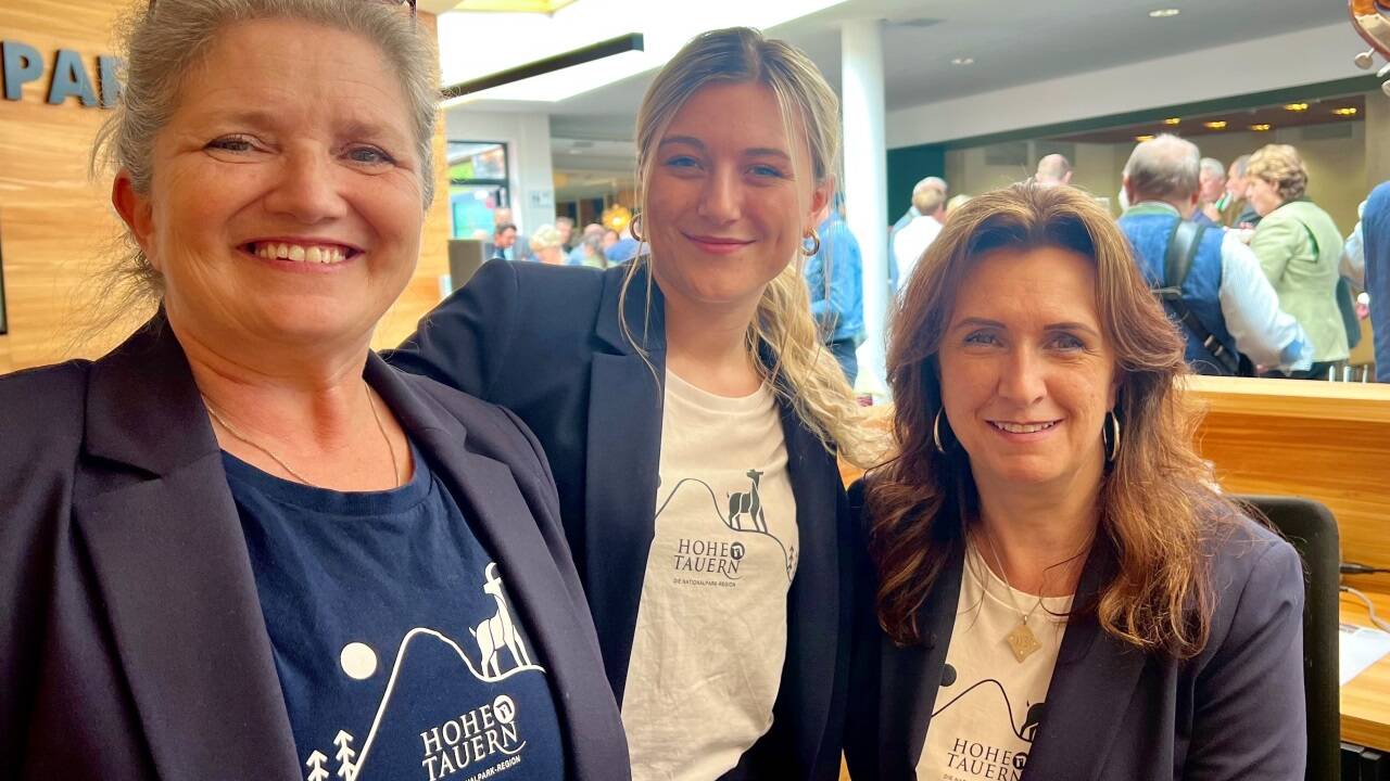 Das topmotivierte Empfangsbereich-Trio am Eröffnungstag: Sylvia Kienzler, Viktoria Kaut und Brigitte Kröll (von links). 