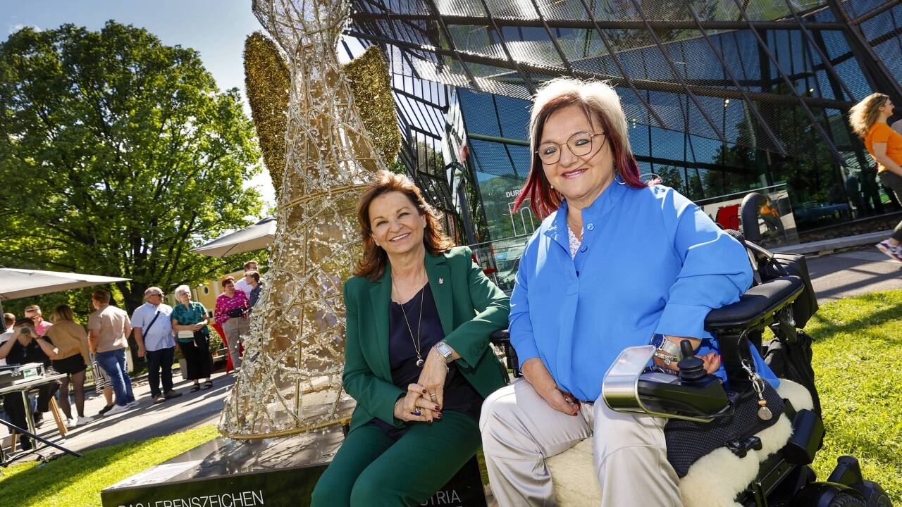 Wüstenrot-Generaldirektorin und RollOn-Botschafterin Susanne Riess-Hahn und RollOn-Obfrau Marianne Hengl vor der Engelsfigur.  