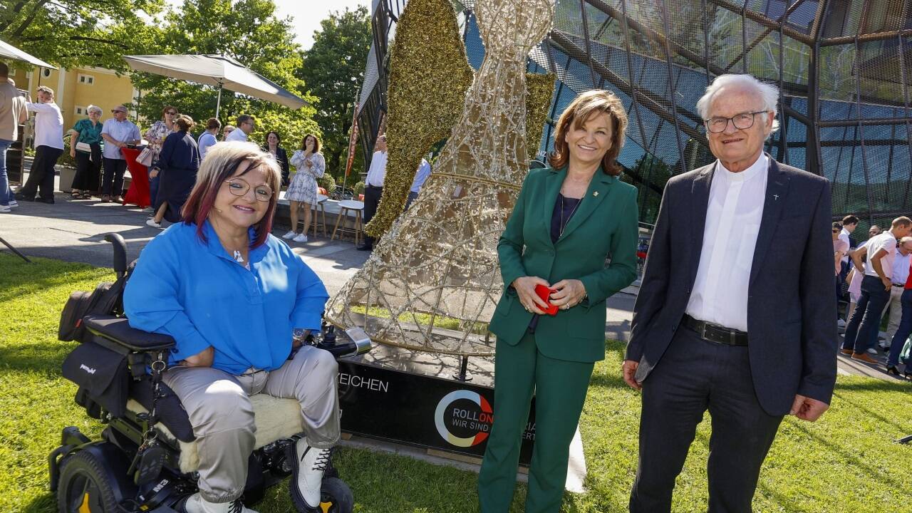 Marianne Hengl, Obfrau des Vereins RollOnAustria mit Wüstenrot-Generaldirektorin und RollOn-Botschafterin Susanne Riess-Hahn und Generalvikar Roland Rasser.  