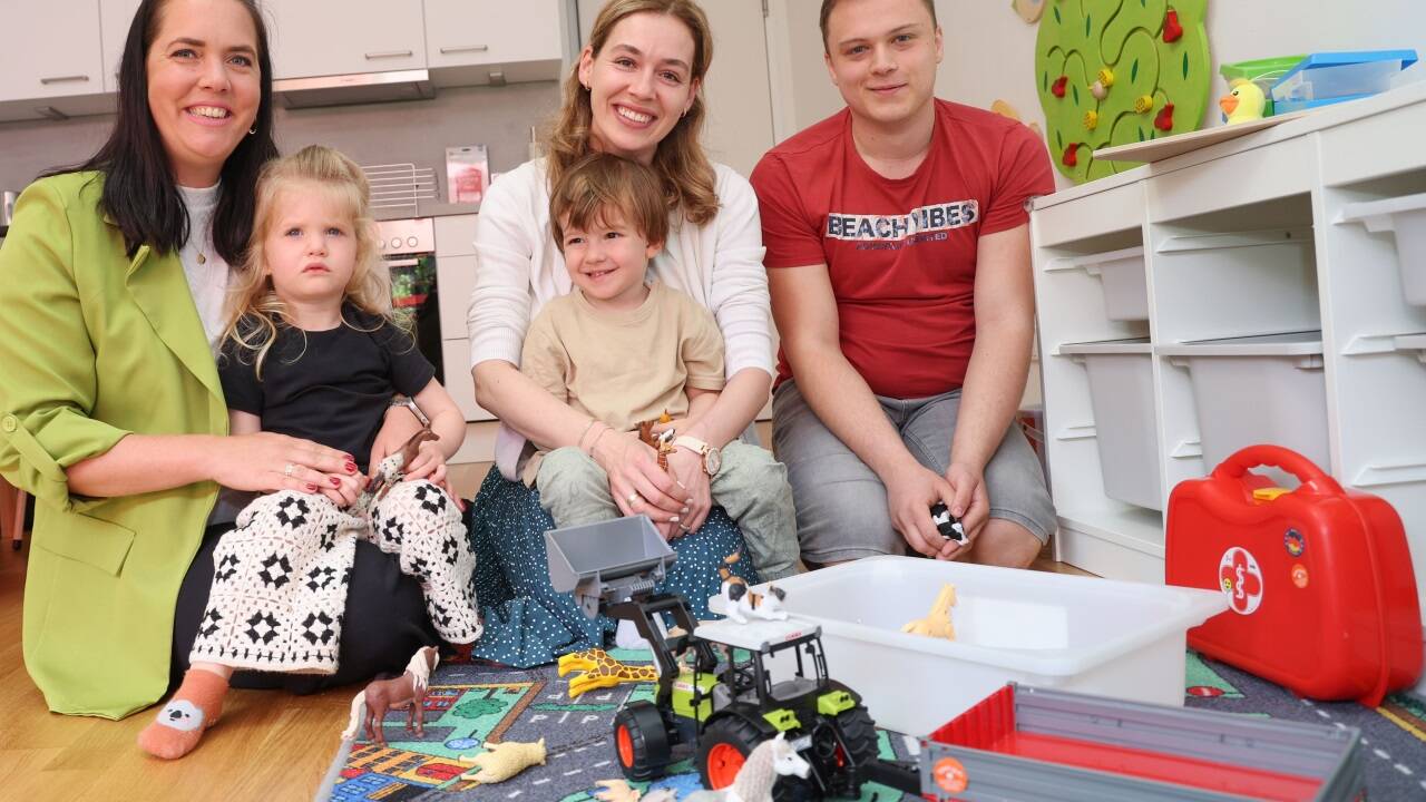 Stiegl-Mitarbeiterin Alexandra Furlan mit ihrer Tochter Rosa, Hilfswerk-Tagesmutter Ines Ruznic mit Jakob und Tagesvater Markus Feldinger im neuen Stieglitz-Kids-Club. Stiegl-Mitarbeiterin Alexandra Furlan mit ihrer Tochter Rosa, Hilfswerk-Tagesmutter Ines Ruznic mit Jakob und Tagesvater Markus Feldinger im neuen Stieglitz-Kids-Club.