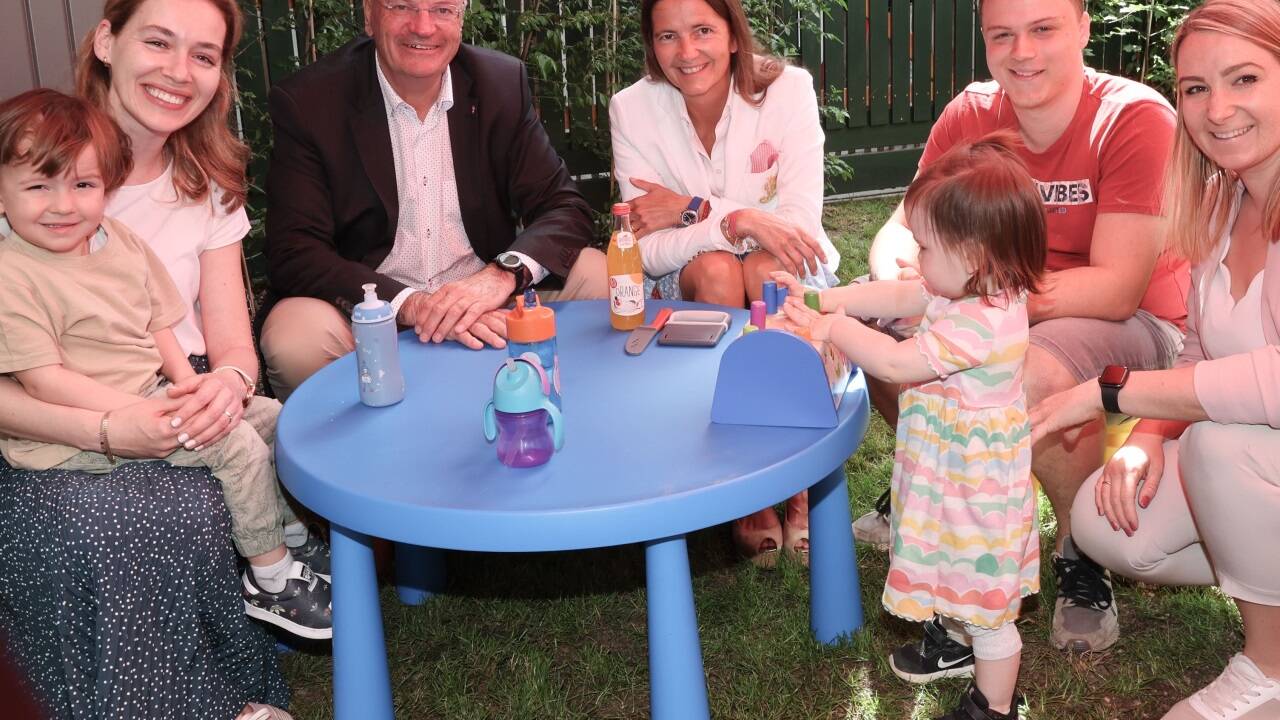Stiegl bietet eine betriebseigene Kinderbetreuung an: Tagesmutter Ines Ruznic mit Jakob, Hilfswerk-Präsident Christian Struber, Stiegl-Bräuin Alessandra Kiener, Tagesvater Markus Feldinger und Stiegl-Mitarbeiterin Christina Rebhan mit Tochter Nora. Stiegl bietet eine betriebseigene Kinderbetreuung an: Tagesmutter Ines Ruznic mit Jakob, Hilfswerk-Präsident Christian Struber, Stiegl-Bräuin Alessandra Kiener, Tagesvater Markus Feldinger und Stiegl-Mitarbeiterin Christina Rebhan mit Tochter Nora.