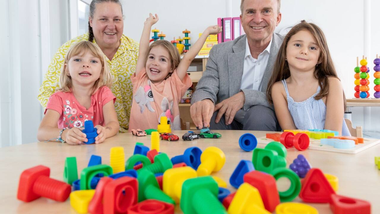 Die Porsche Holding baut die Kinderbetreuung erneut aus. Im Bild die Leiterin des Betriebskindergartens, Martina Stoiber, und Klaus Fetka, der Personalleiter für Salzburg, mit drei der betreuten Kinder. Die Porsche Holding baut die Kinderbetreuung erneut aus. Im Bild die Leiterin des Betriebskindergartens, Martina Stoiber, und Klaus Fetka, der Personalleiter für Salzburg, mit drei der betreuten Kinder.