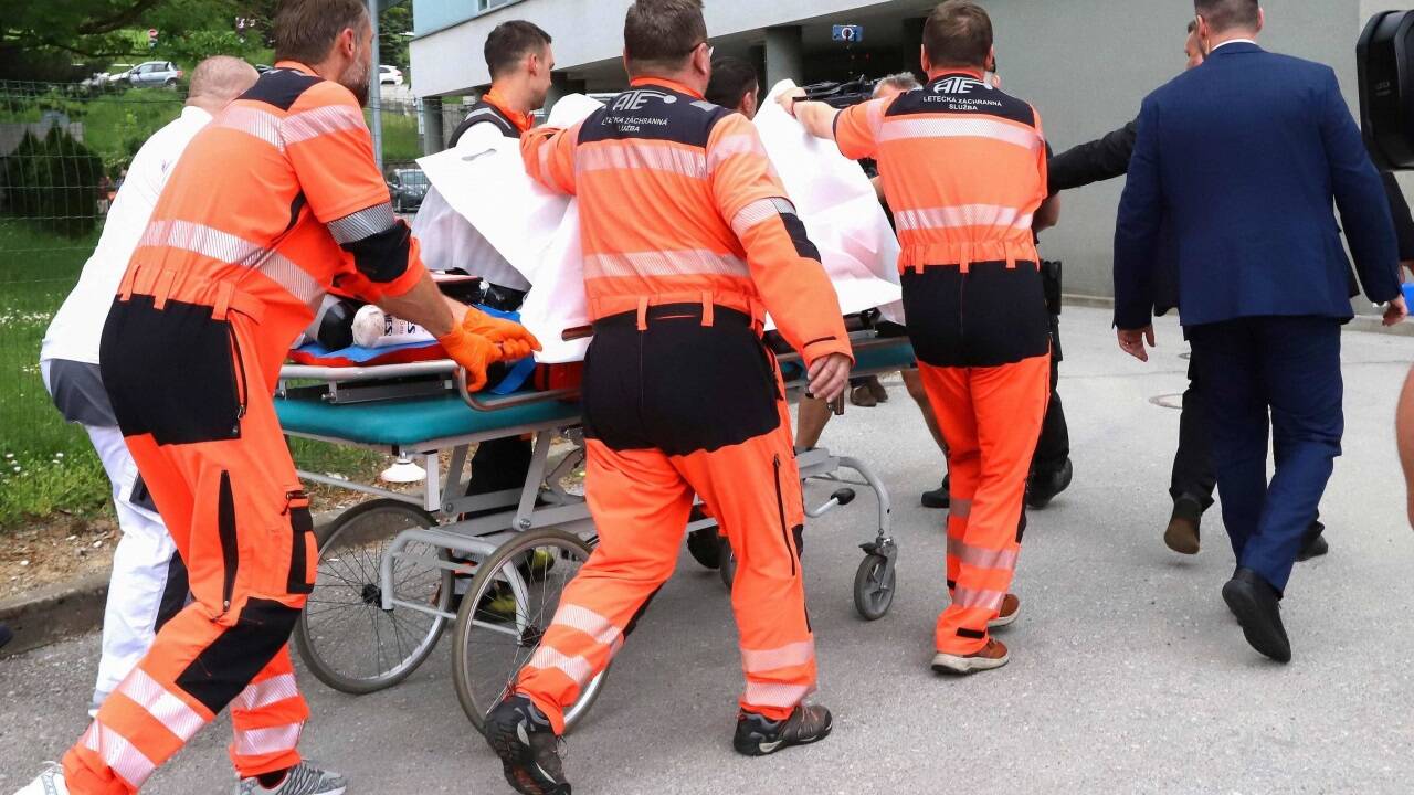 Von Sanitätern und Security umgeben wird er ins Krankenhaus geschoben. 