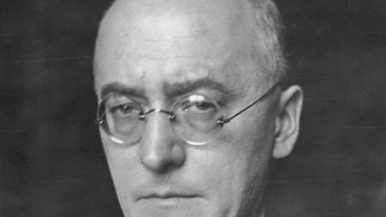 1934: Heinrich Brüning, der letzte deutsche Reichskanzler der Weimarer Republik, der sich auf eine parlamentarische Mehrheit stützen konnte, verlässt Deutschland. Der Zentrumspolitiker emigriert über die Niederlande und die Schweiz in die USA. 