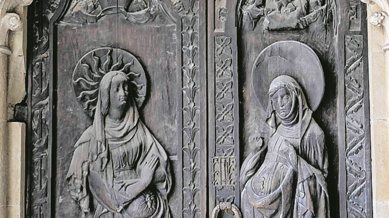 Die Relieftür auf Burg Kreuzenstein im niederösterreichischen Leobendorf. Die kugelrunden Bäuche der hl. Maria (links) und der hl. Elisabeth sind von den Berührungen abgewetzt.  