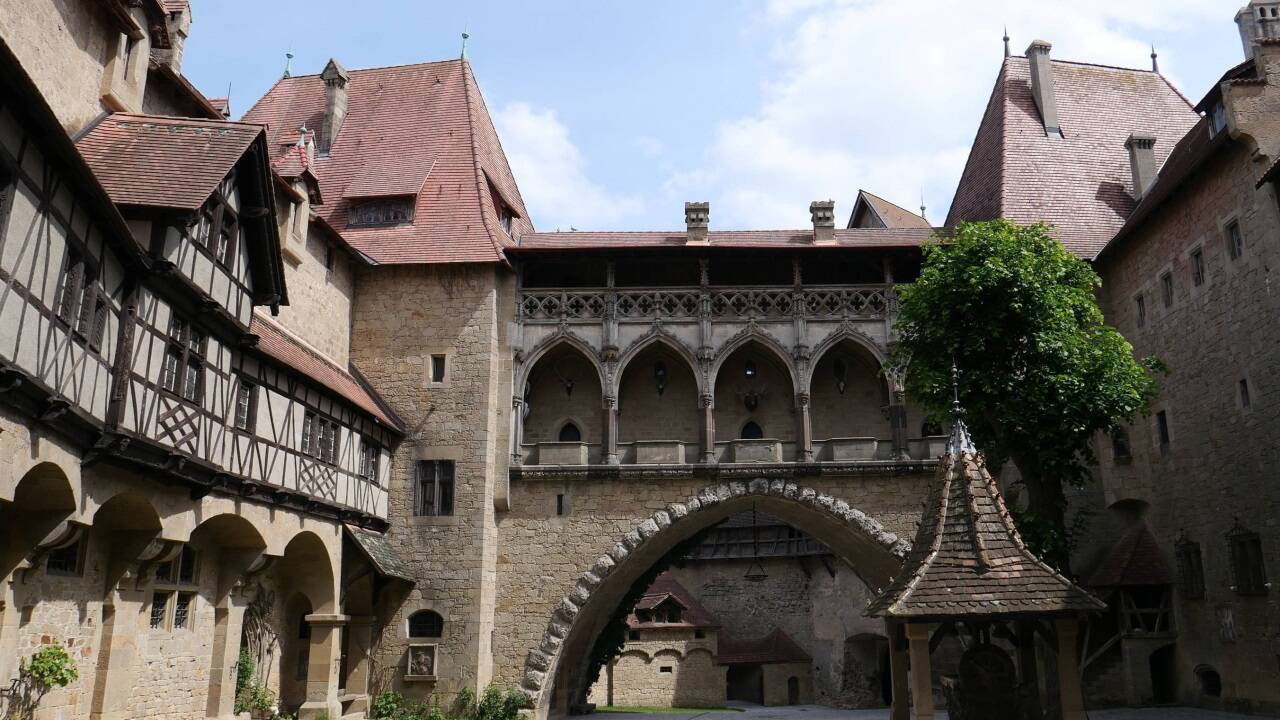 Ansichten von Burg Kreuzenstein.  