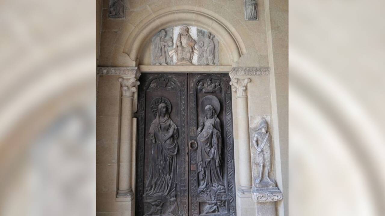 Das Portal der Burgkapelle.  
