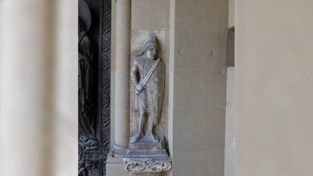 Eine Rolandfigur flankiert den Kapelleneingang.  