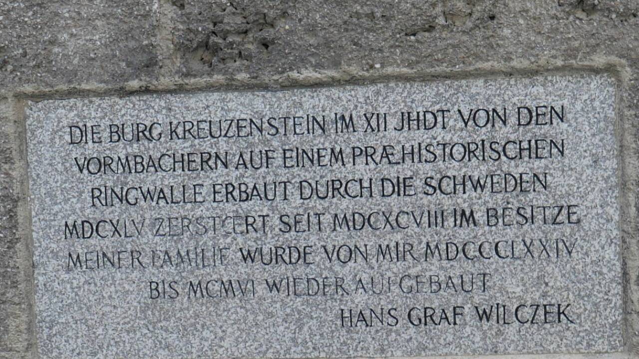 Diese Inschrift ließ Graf Hans Wilczek setzen.  