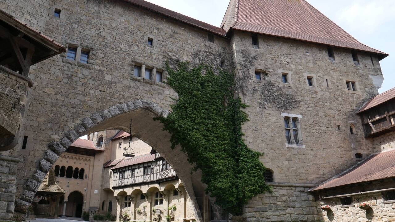 Ansichten von Burg Kreuzenstein.  