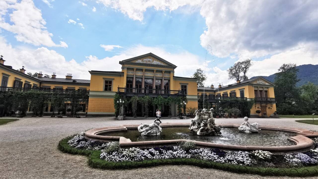 Die Kaiservilla in Bad Ischl war Schauplatz von Geschichte: Hier verlobte sich Kaiser Franz Joseph mit seiner Elisabeth. Im Jahr 1914 unterzeichnete er dort die Kriegserklärung für den Ersten Weltkrieg. 