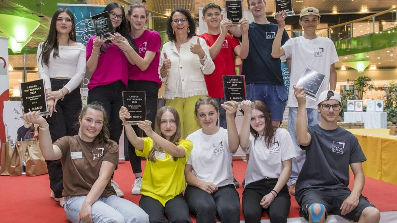  Bildungslandesrätin Daniela Gutschi (ÖVP) mit den Gewinnerinnen und Gewinnern der einzelnen Kategorien.  
