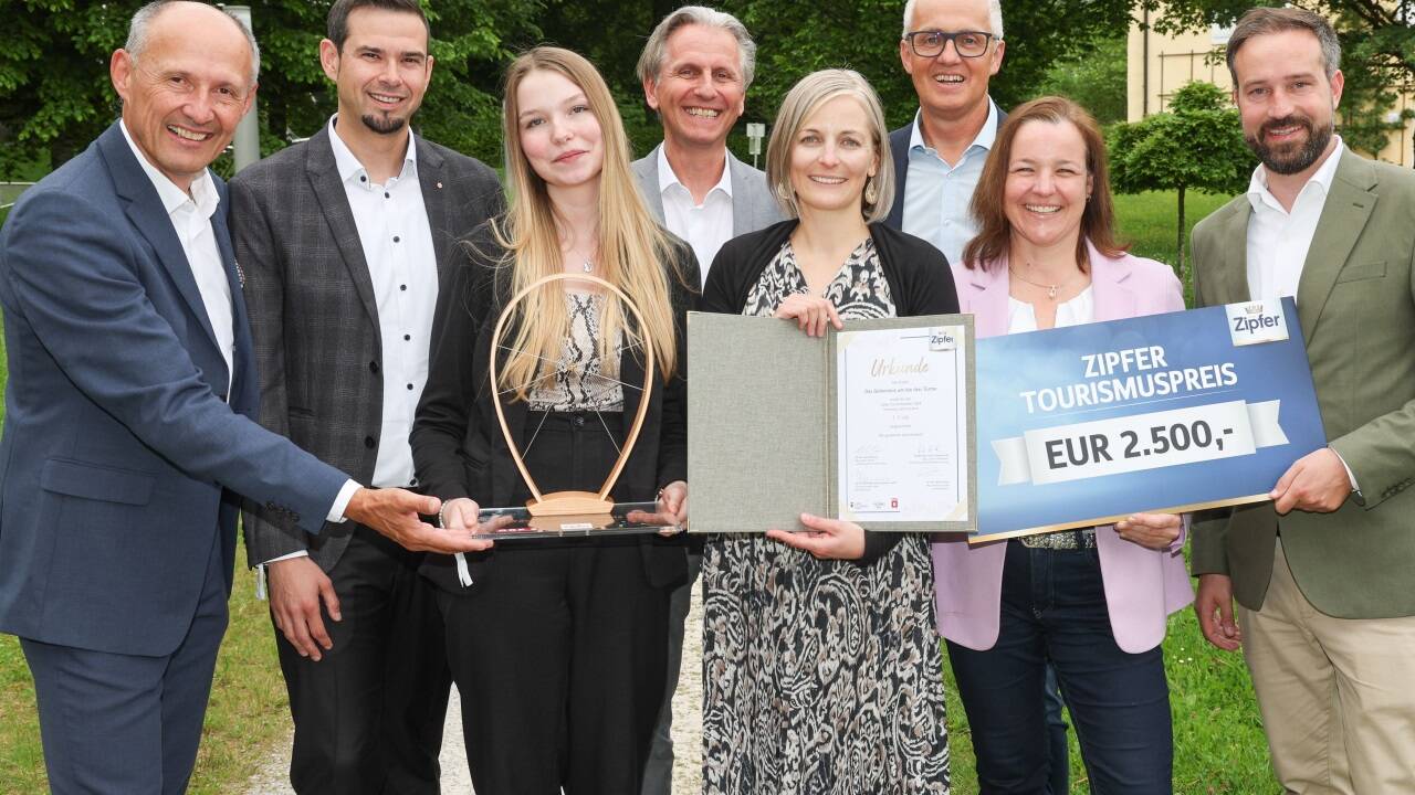 Der Sieg ging nach Radstadt: SLTG-Chef Leo Bauernberger, Christian Koblinger, Selina Althuber, Markus Lassnig, Sabine Arnold, Günter Hinterholzer (Brauunion), Alexandra Dreschl sowie LH-Stv. Stefan Schnöll.<br /><br /> Der Sieg ging nach Radstadt: SLTG-Chef Leo Bauernberger, Christian Koblinger, Selina Althuber, Markus Lassnig, Sabine Arnold, Günter Hinterholzer (Brauunion), Alexandra Dreschl sowie LH-Stv. Stefan Schnöll.<br /><br />