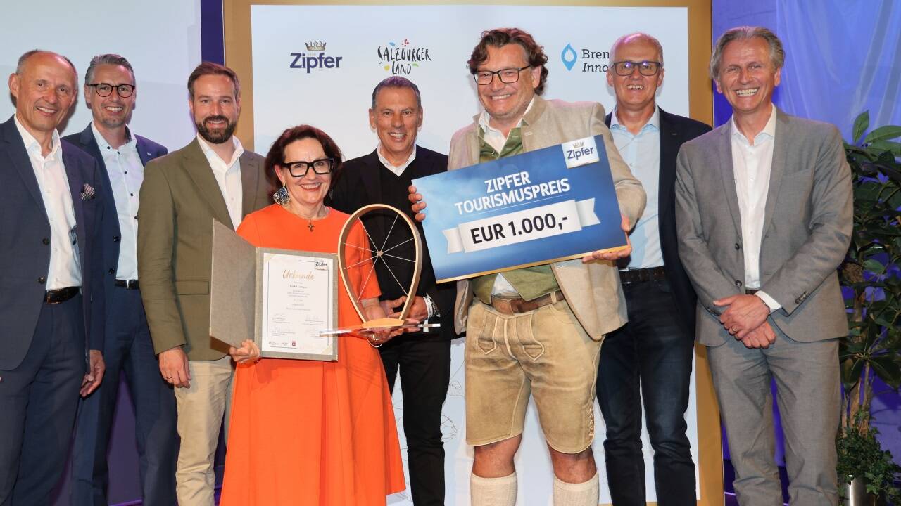 Der BioArt Campus in Seeham belegte den dritten Platz. Im Bild: SLTG-Chef Leo Bauernberger, FH-Rektor Dominik Engel, LH-Stv. Stefan Schnöll, Brigitte Schlögl, Gerd Schneider (ORF), Robert Rosenstatter, Günter Hinterholzer (Brauunion) und Markus Lassnig. Der BioArt Campus in Seeham belegte den dritten Platz. Im Bild: SLTG-Chef Leo Bauernberger, FH-Rektor Dominik Engel, LH-Stv. Stefan Schnöll, Brigitte Schlögl, Gerd Schneider (ORF), Robert Rosenstatter, Günter Hinterholzer (Brauunion) und Markus Lassnig.