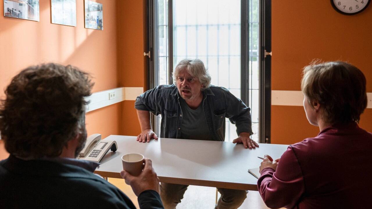 Friedemann Berg (Hans-Jochen Wagner, links) und Franziska Tobler (Eva Löbau) befragen Hansi Pagel (Rüdiger Klink). 
