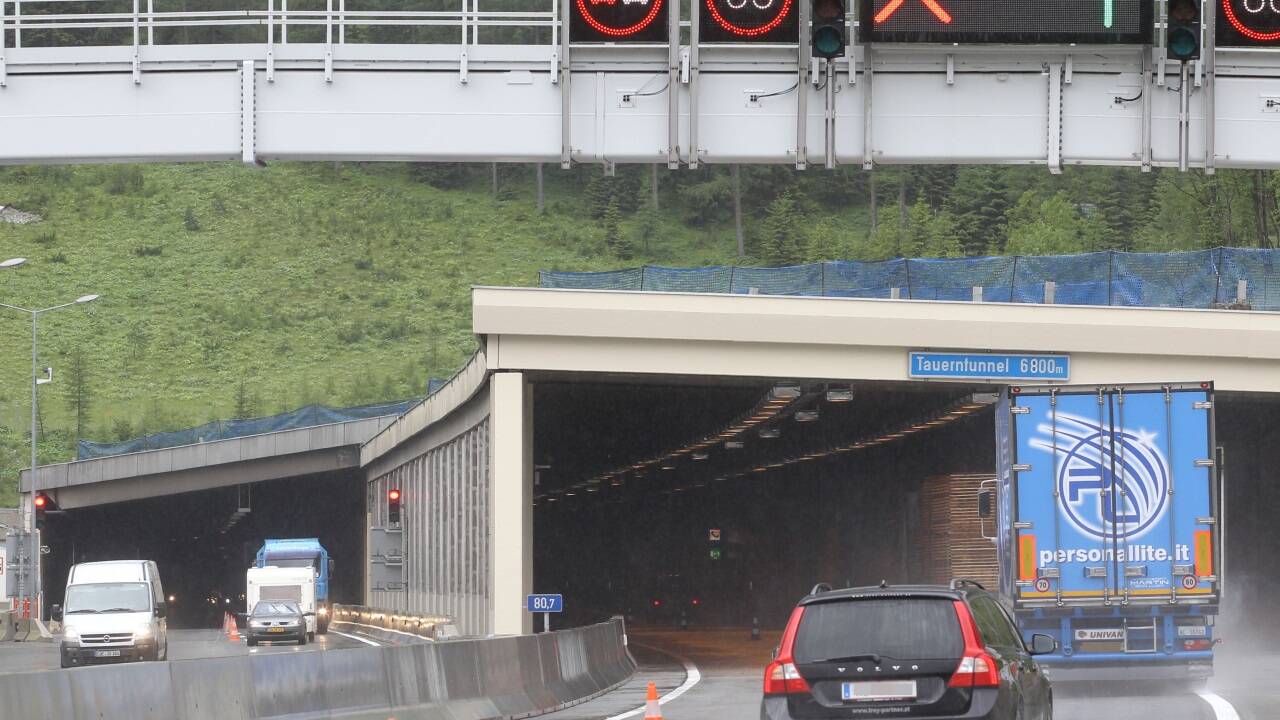 Zwei Röhren: Ein- und Ausfahrtsportal des Tauerntunnels bei Flachau. 