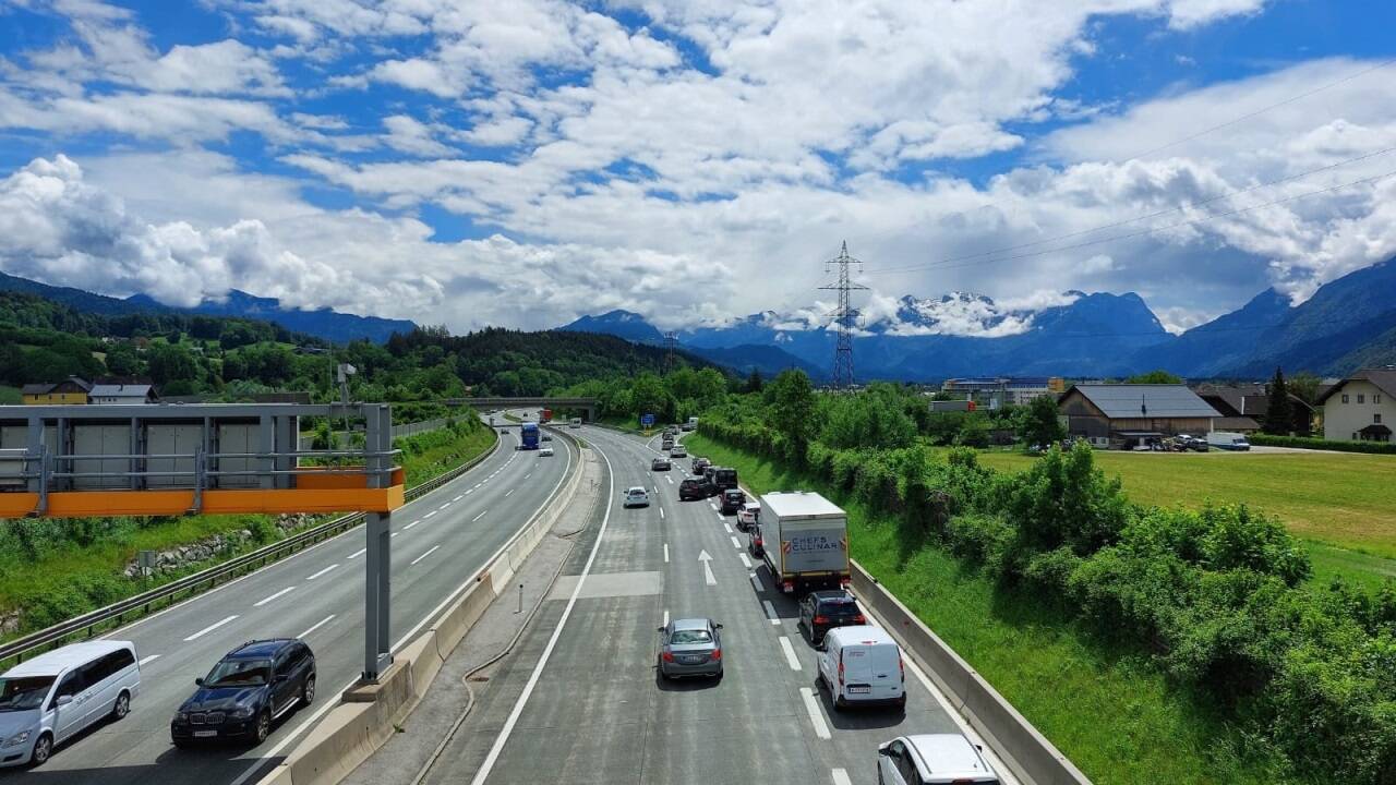 Der Stau reichte am Freitag zu Mittag durch das Halleiner Stadtgebiet hindurch bis zurück auf die Autobahn. Samstagfrüh ging gar nichts mehr.  