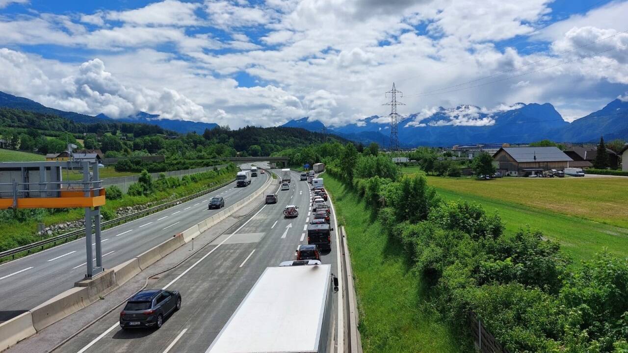 Der Stau reichte am Freitag zu Mittag durch das Halleiner Stadtgebiet hindurch bis zurück auf die Autobahn. Samstagfrüh ging gar nichts mehr.  