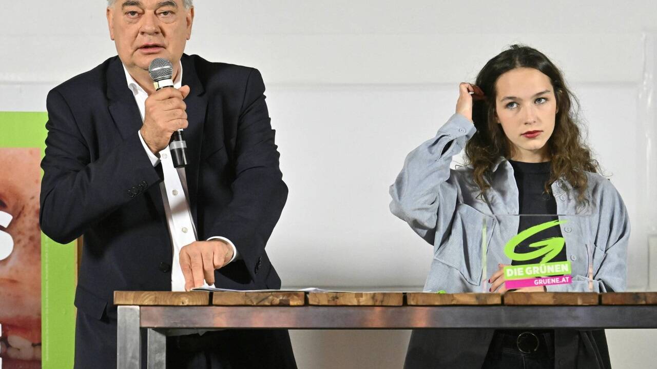 Missglücktes Krisenmanagement: Vizekanzler Werner Kogler entschuldigte sich am Freitag für den Gefurze-Sager, Lena Schilling versuchte Schadensbegrenzung, nachdem sie im APA-OGM-Vertrauensindex auf den vorletzten Platz in der heimischen Politikerriege abstürzte. Missglücktes Krisenmanagement: Vizekanzler Werner Kogler entschuldigte sich am Freitag für den Gefurze-Sager, Lena Schilling versuchte Schadensbegrenzung, nachdem sie im APA-OGM-Vertrauensindex auf den vorletzten Platz in der heimischen Politikerriege abstürzte.